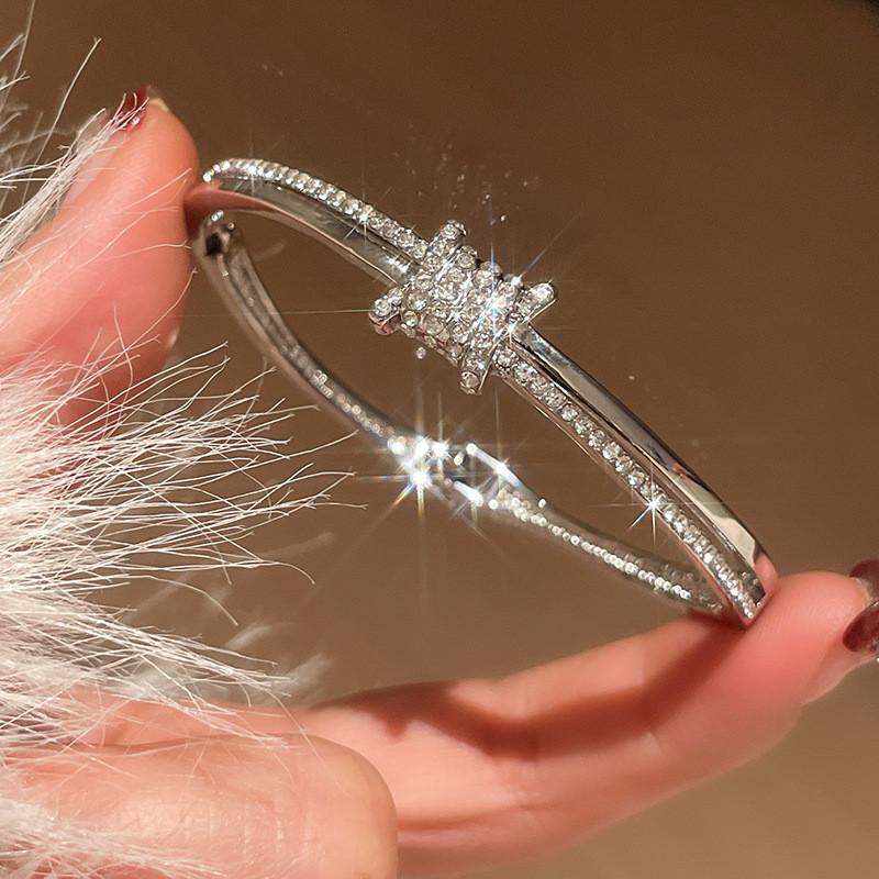 

Geometric Round Alloy Bracelet With Rhinestone Embellishments For Fashion Women срібний