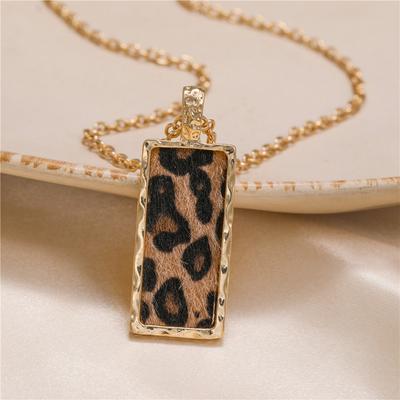 Long Sweater Chain Jewelry, European and American Alloy Leopard Print Necklace, Simple and Exaggerated Pendant Necklace.