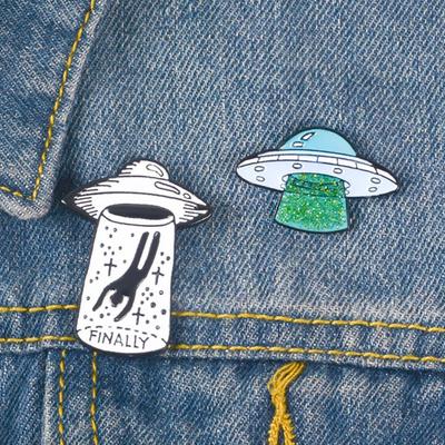 Englischer Buchstabe „Endlich“ UFO-Abzeichen, Legierungsbrosche, Anstecknadel, Kleidung, Schmuck, Dekoration
