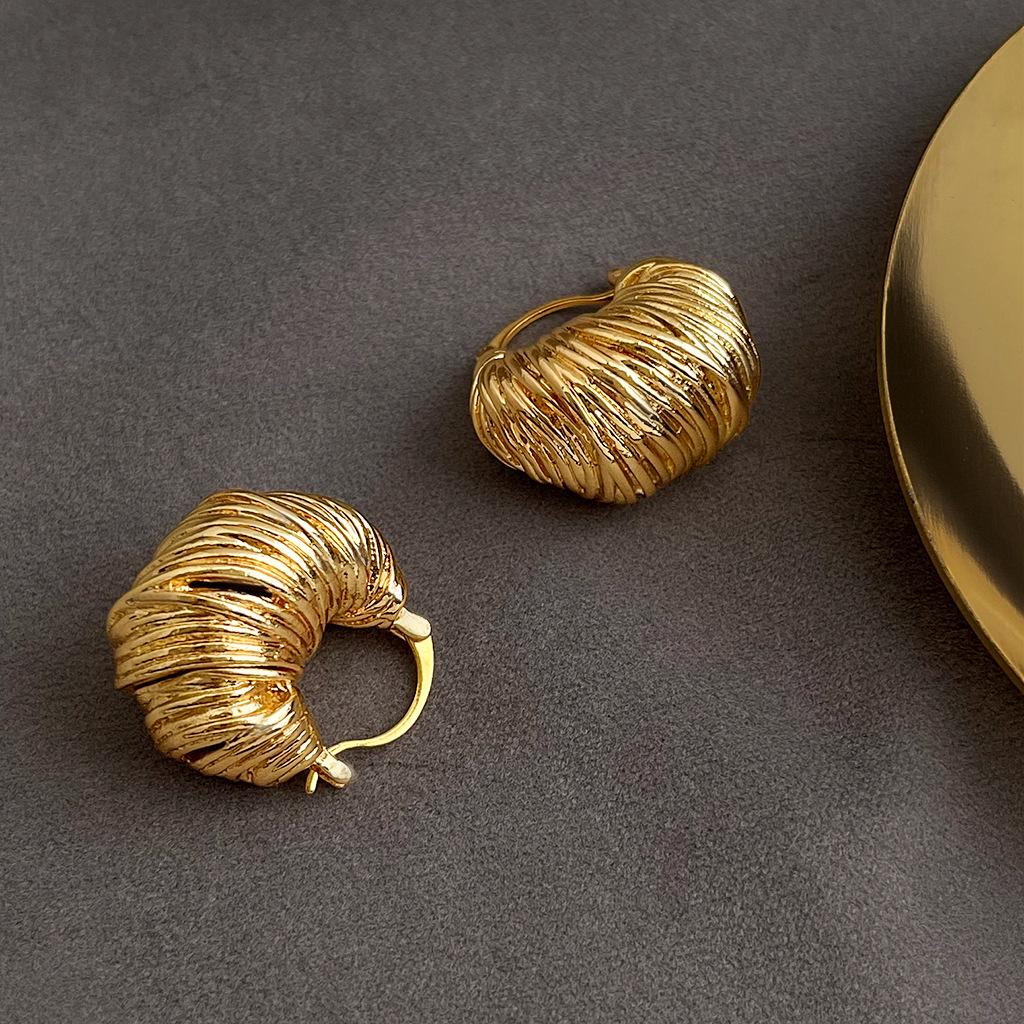 Exaggerated Ribbed Coil Ear Cuffs: Unique Design with a High-End Touch