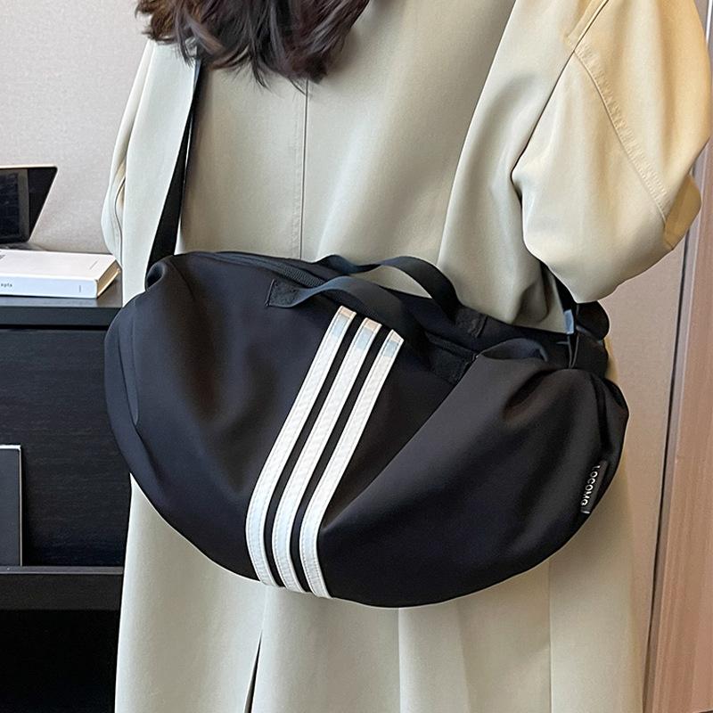 

Сумка Женская 2025 Новая Женская Сумка Большая Вместимость Сумка Мессенджер Тканевая Сумка Универсальная Сумка Через Плечо для Коротких Поездок Багаж чёрный