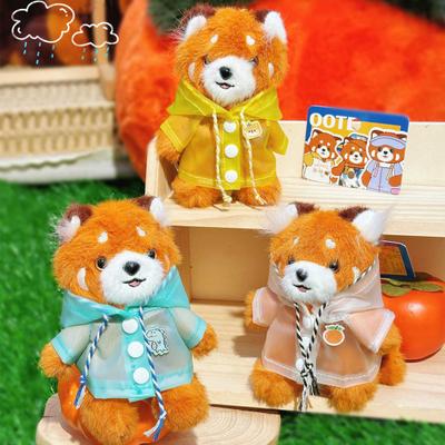 Rode Panda Knuffel Sleutelhanger Kleine Cartoon Rode Panda Met Regenjas Tas Charm Knuffeldier Hanger Accessoires voor Handtas Portemonnee