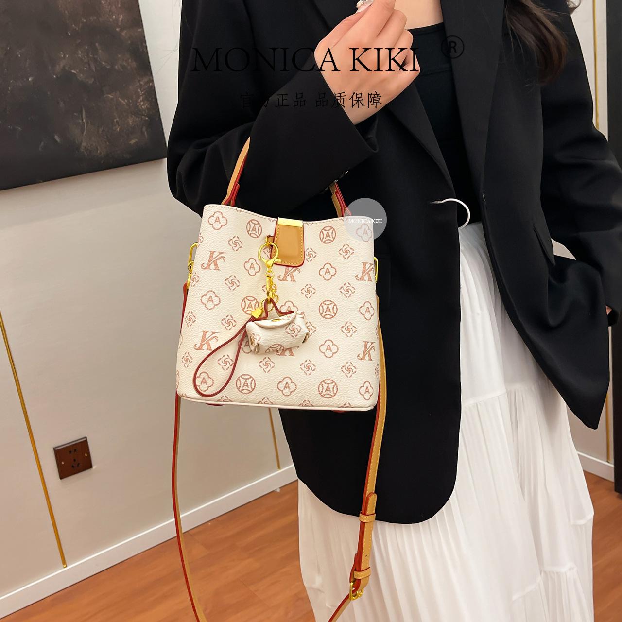 

Роскошная нишевая сумка для женщин 2025 новая супер хитовая сумка-ведро с принтом старых цветов в зарубежном стиле, универсальная сумка-мессенджер для通勤