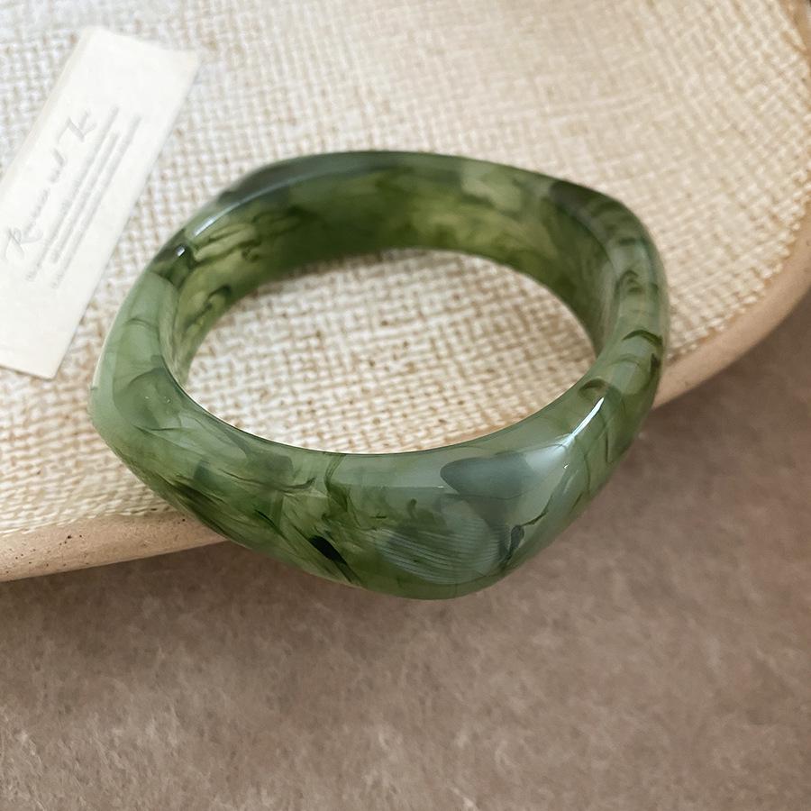 Elegant Geometric Resin Marbled Bangle - Chinese Style, Versatile Commuting Bracelet, Light Luxury Jewelry.