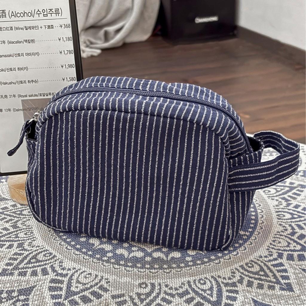 Minimalist Striped Makeup Bag With Polyester Material For Travel And Daily Use
