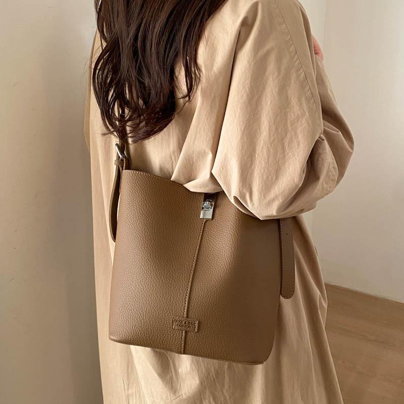 IELGY Ladies Messenger Bag Trendy Retro Shoulder Large Capacity Commuter Fashion Bucket Bag