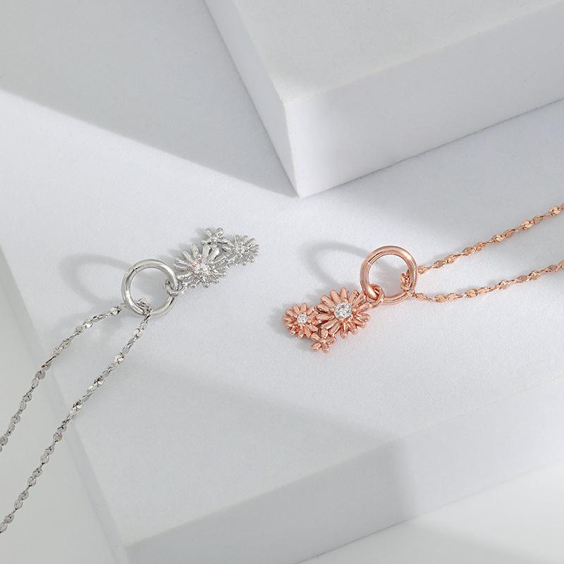 Original design to send mother carnation necklace, diamond-set simple niche Japanese and Korean small daisy necklace