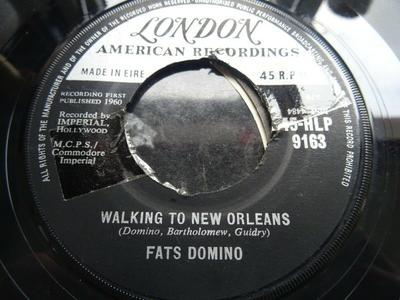 7-tums skiva FATS DOMINO Walking To New Orleans 45HLP9163 London American 1960 UK Blues Begagnad