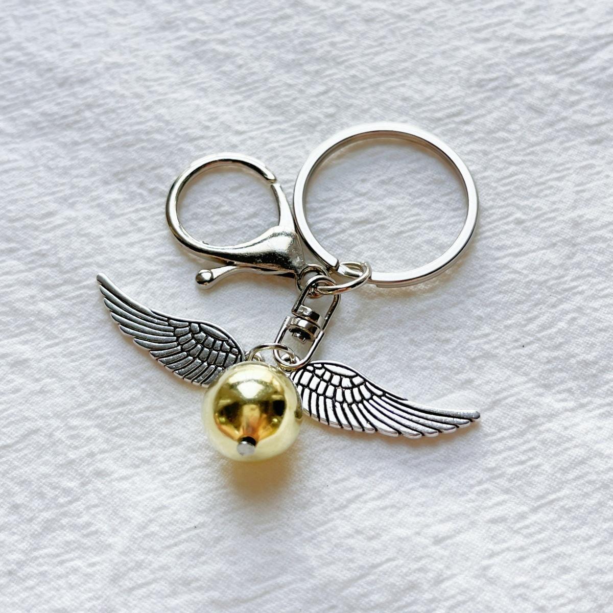 

Retro Gold color Snitch Key Chains Hogwarts Magic Academy Harry Potter The Deathly Hallows Key Ring for Fans Gifts Bag Zircon