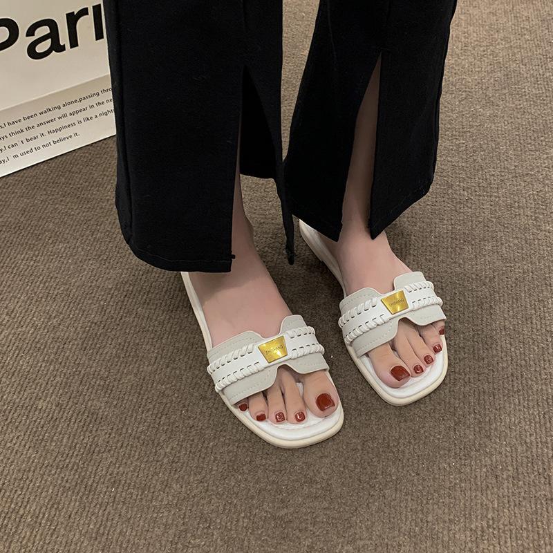 One-word French Slippers Women's Summer Wear High-end Small Fragrant Wind Beach Shoes 2025 Feeling New Flat Bottom Cool