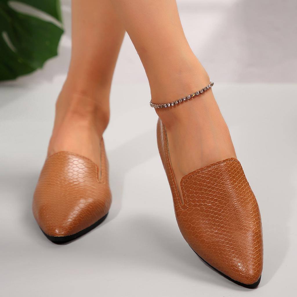 Vintage Leather Pointed Flat Shoes 2025 Women's Large Soft Sole Comfortable Spring and Summer Slip-on Casual Small Leather Shoes