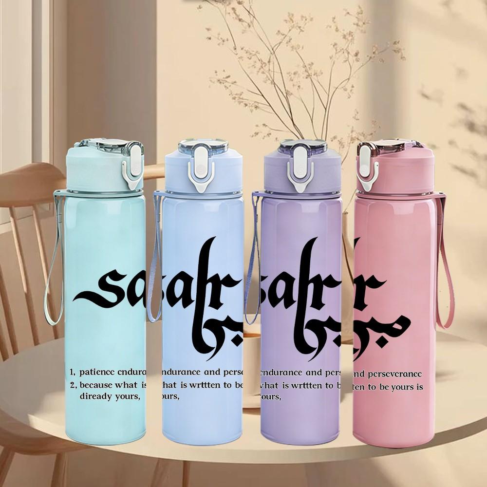 1PC Safir Cursive Minimal Letter 750ml Color Plastic Sports Water Bottle Leakproof Flip Straw Lid Suitable for Sports Office Home Use