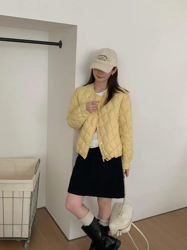 Yu Yannian's new fashionable and light white duck down jacket women's short round neck small thin jacket