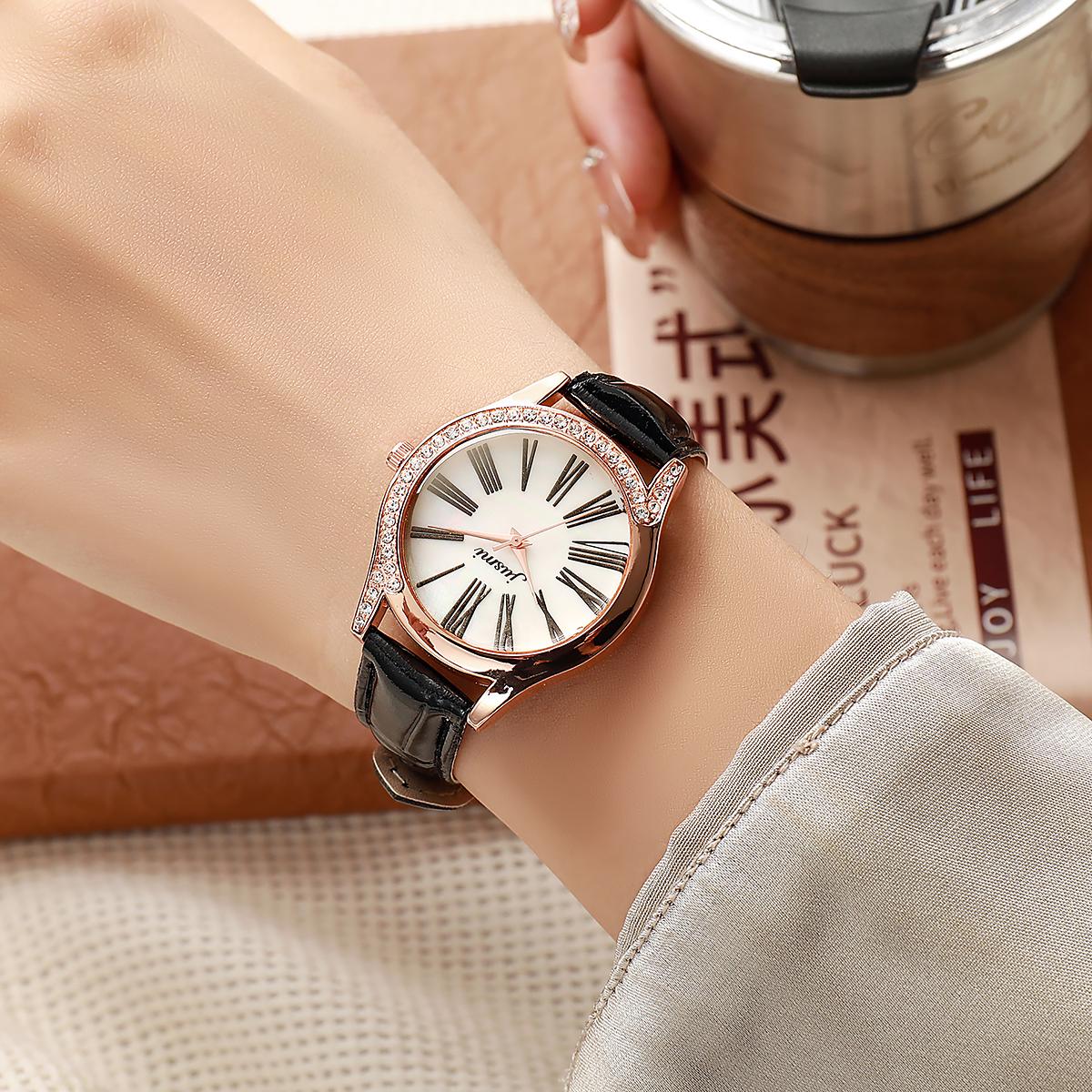 

Женские модные и ценные кварцевые часы с круглым циферблатом с римскими цифрами и изысканным кожаным ремешком.