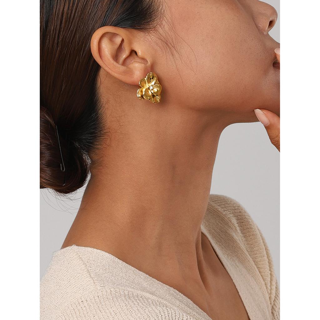 French niche design sense metal flower earrings fashion temperament elegant 18k gold five-petal flower titanium steel earrings