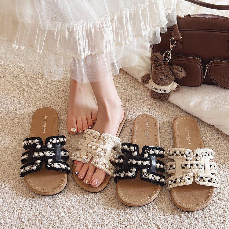 2025 Summer New Xiaoxiangfeng Flat-bottomed Slippers Women's Outer Wear Summer Light Luxury Fairy Versatile Pearl Vacation Sandals