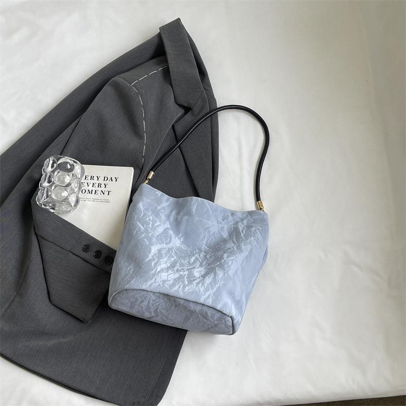 Мягкая кожаная сумка через плечо — фото 11