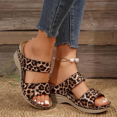 Novos chinelos de verão com estampa de leopardo sandálias de fundo grosso casual cabeça redonda chinelos de salto de inclinação feminina