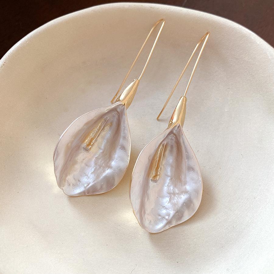 

Spray paint fashion petal pendant ear hook French retro court earrings light luxury high-end earrings design sense niche