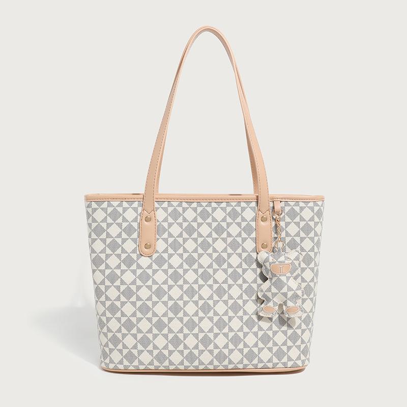 

2025 Новые большие женские сумки Дизайнерский бренд Сумка на плечо Классическая клетчатая сумка-тоут с украшением в виде медведя Отличные ПВХ сумки для покупок