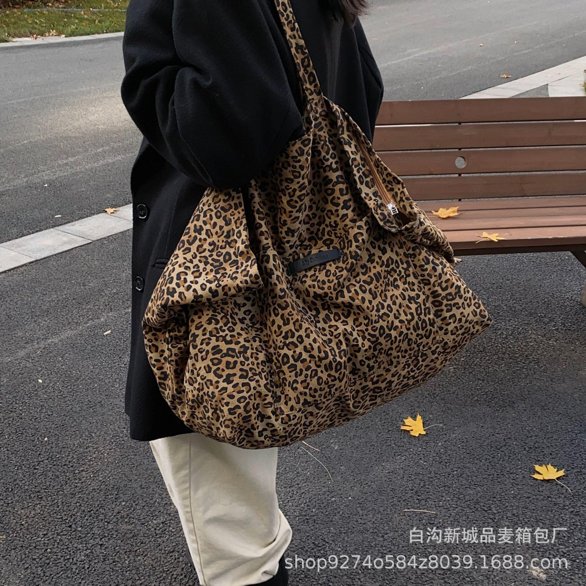 

Manufacturer leopard print big bag women 2025 new trendy short trip armpit bag large capacity commuter tote bag коричневий