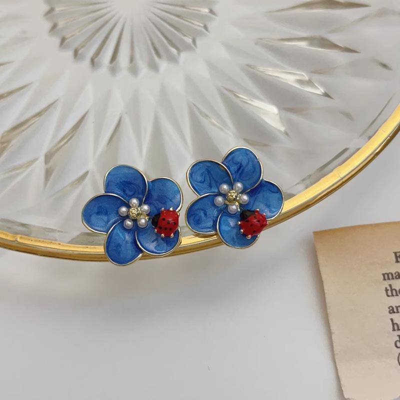 

Серьги-пусеты Серебряная игла с жемчугом, божьей коровкой и цветком - Модный уникальный дизайн