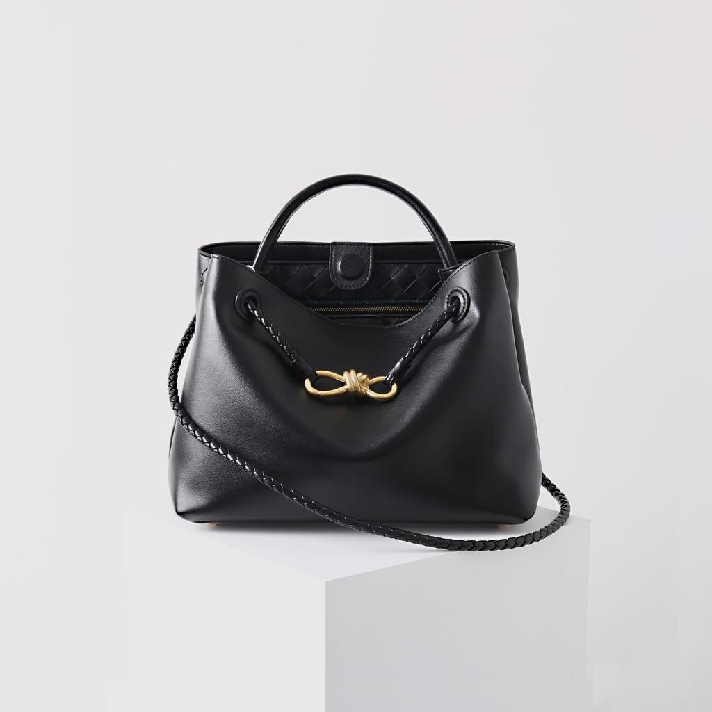 2025 Kabelka z pravé kůže: Vysoce kvalitní hovězí kůže, kovová provazová přezka, všestranná taška přes rameno