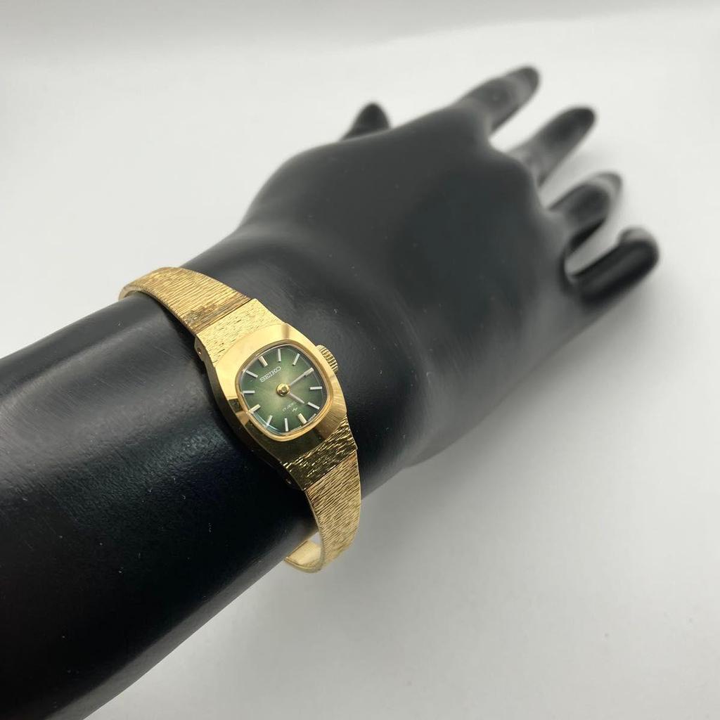 Used In good working condition Seiko ladies manual winding wristwatch gold green dial