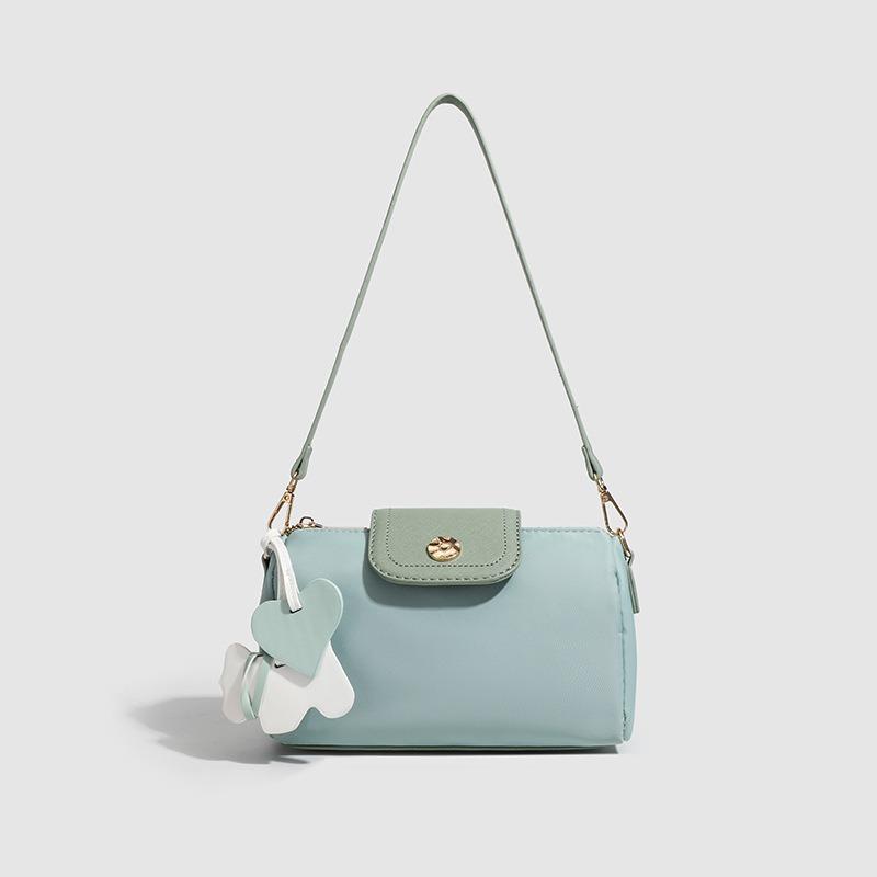 

Chuhe Ningxiang Pillow Bag Women s 2025 New Autumn Fashion Versatile Commuter Handbag Shoulder Crossbody Small Bag green-with Pendant