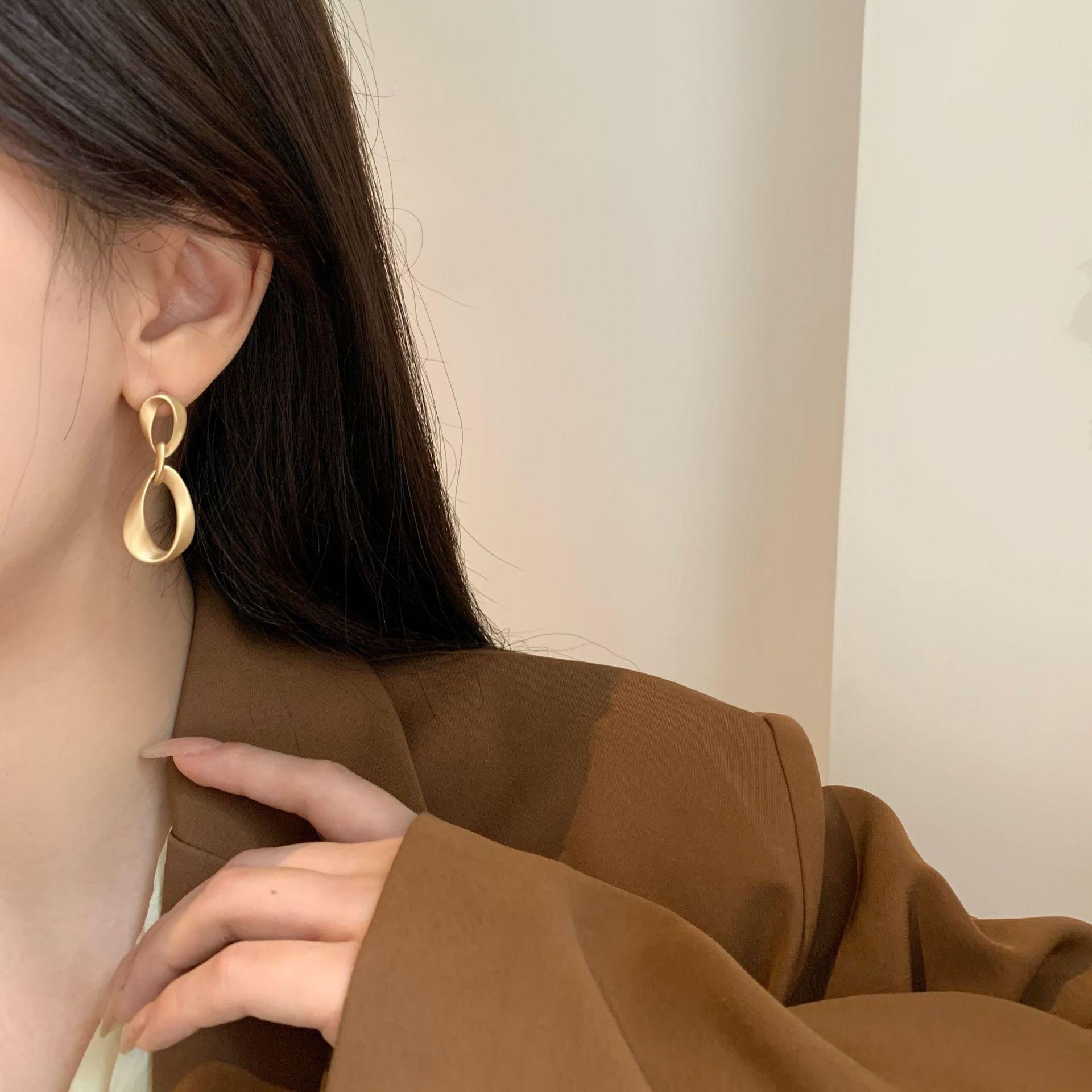 

Серьги-клипсы нестандартной формы из матового золота, простой дизайн, в форме капли воды, без пирсинга для женщин