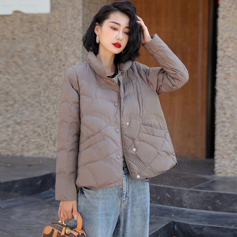 Women's Xiangyun Pattern Lightweight Short Down Jacket - Stylish Petite Winter Outerwear with White Duck Down Warmth