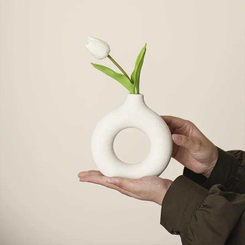 Creative Donut Shape Ceramic Vase Nordic White Circular Hollow Flower Vase Home Office Desktop Living Room Decoration Flower Pot