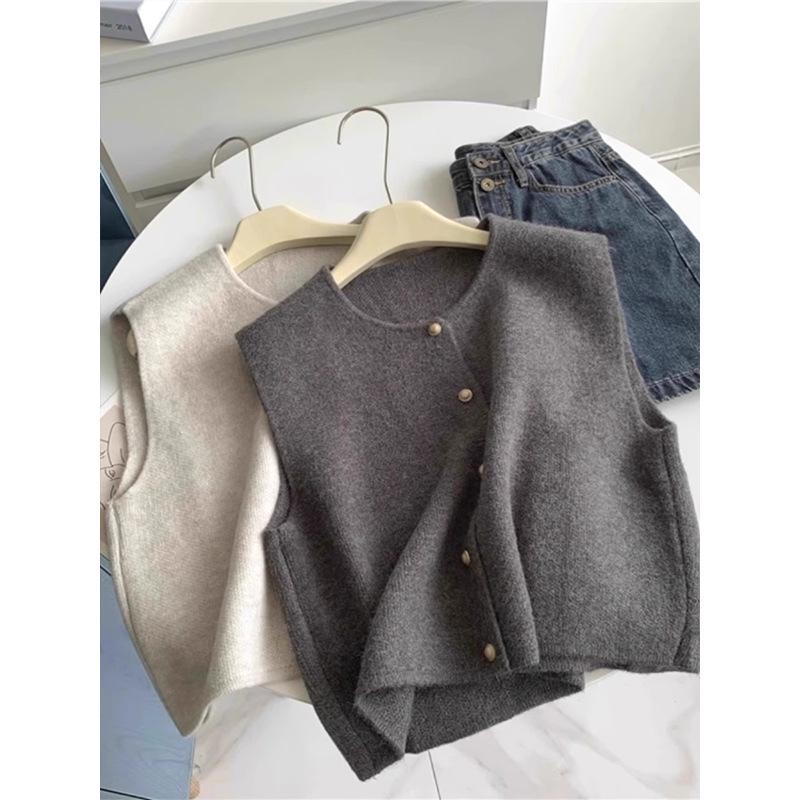 Elegant Gold-Button Knit Vest for Women - Versatile Sleeveless Top for Spring and Autumn Layering