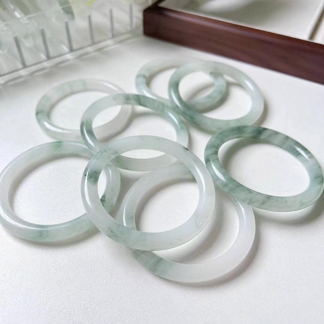 

Золотой жадеит Высоколедяной круглый браслет с дизайном «Плавающий цветок горы Тяньцуй» - Снежное поле Снежный жад Женский браслет. 56-57