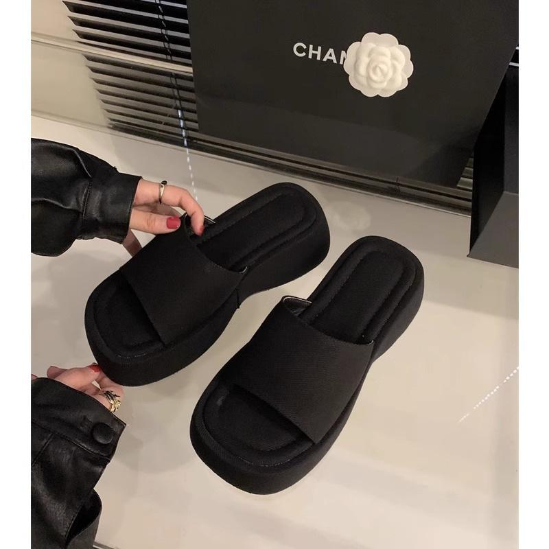 Korean version of muffin thick-soled cool slippers women's summer wear fashion high sense Internet celebrity word drag 2025 new beach shoes