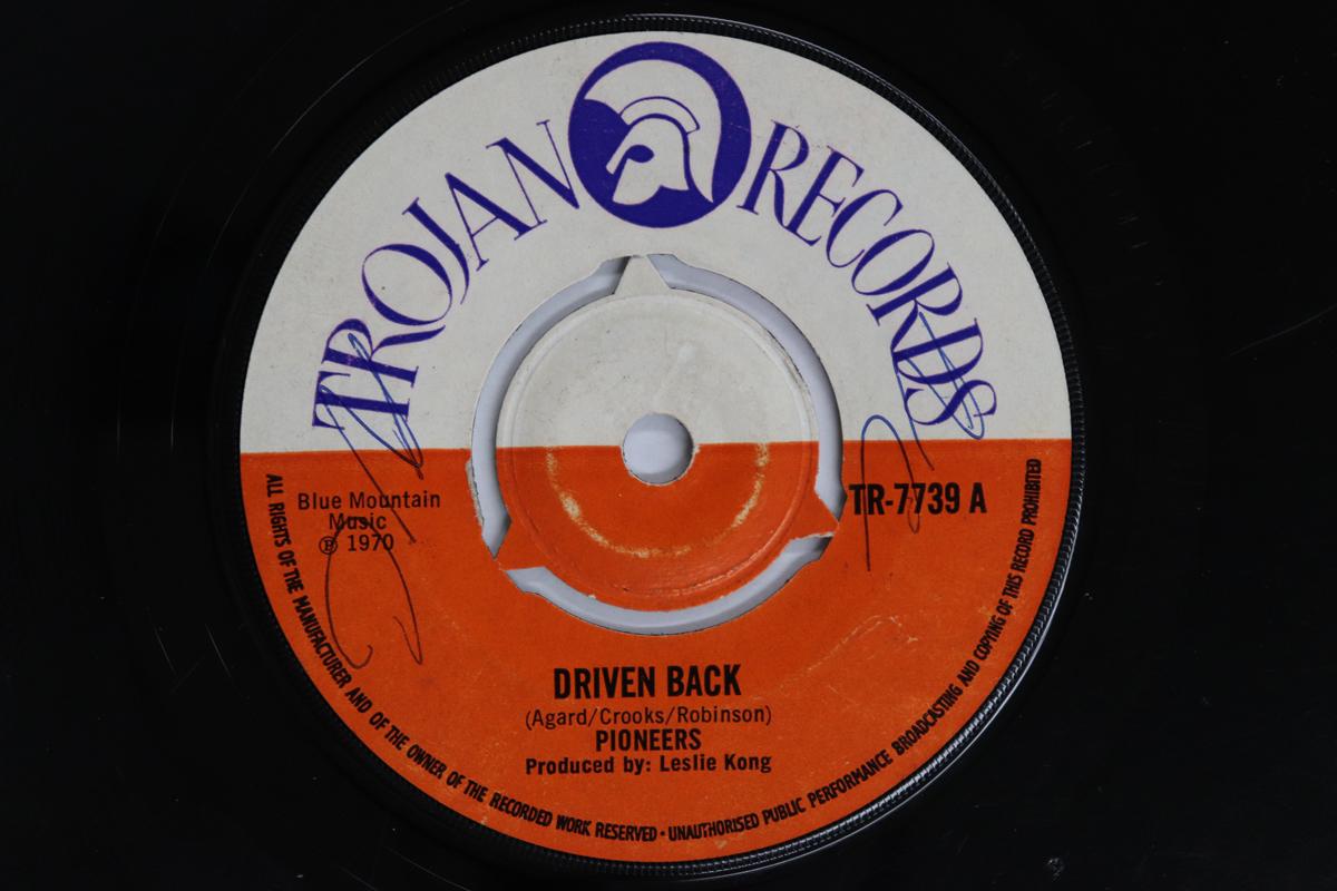 

7inch Record PIONEERS Driven Back Trouble Dey A Brush TR7739 TROJAN RECORDS 1970 UK Reggae Ska Dub Used