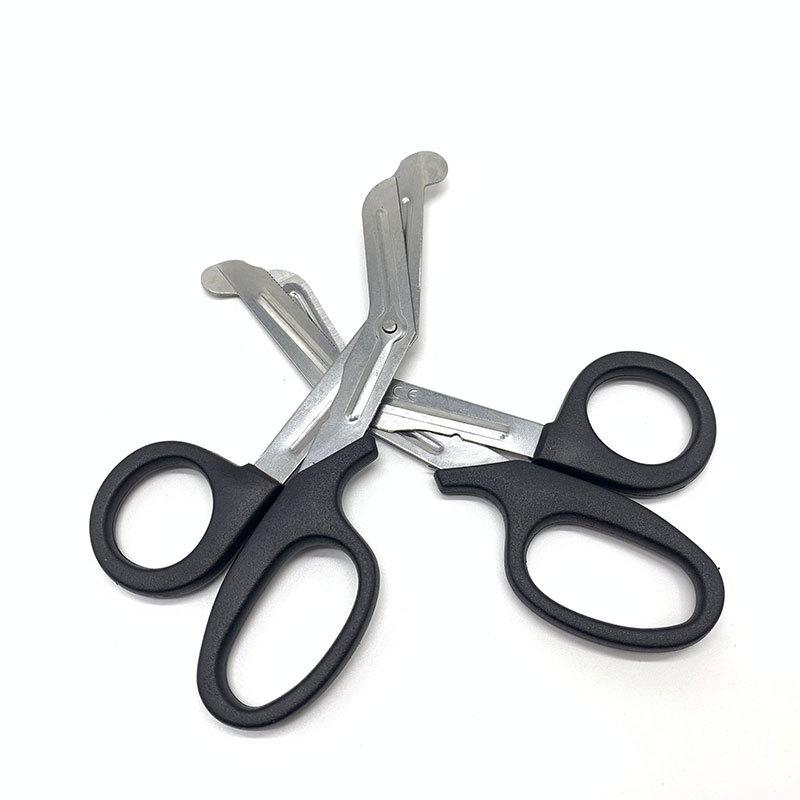 Kinesiologie-Tape und Verbandschere aus Edelstahl