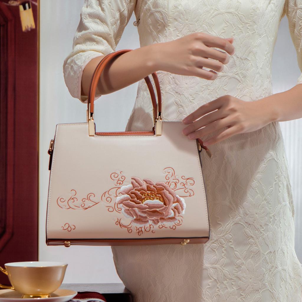 Middle-aged Women's Handbag 2023 Winter New Model, High-end Feel, Fashionable and Versatile, Large-capacity Crossbody Bag