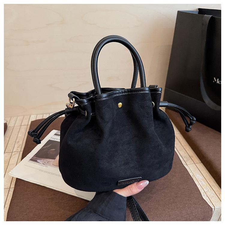 

Suede bag women s autumn and winter drawstring pleated messenger bag high-end retro bucket bag чёрный