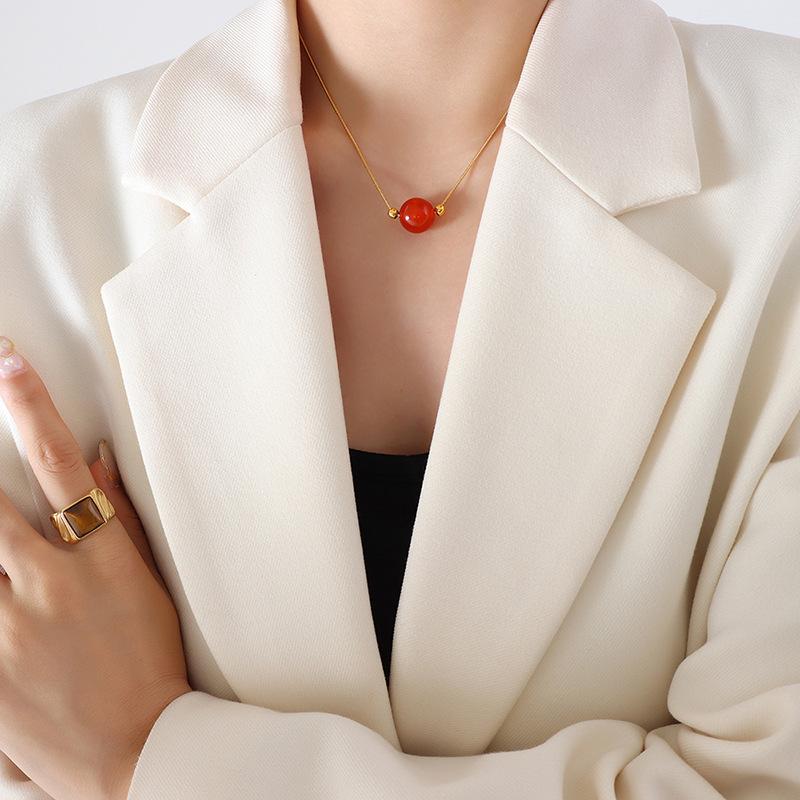 

Национальный стиль, простой и универсальный дизайн, титановая сталь, позолоченная цепочка из змеиной кости, агатовое ожерелье с подвеской, красная цепочка из змеиной кости, приносящая удачу