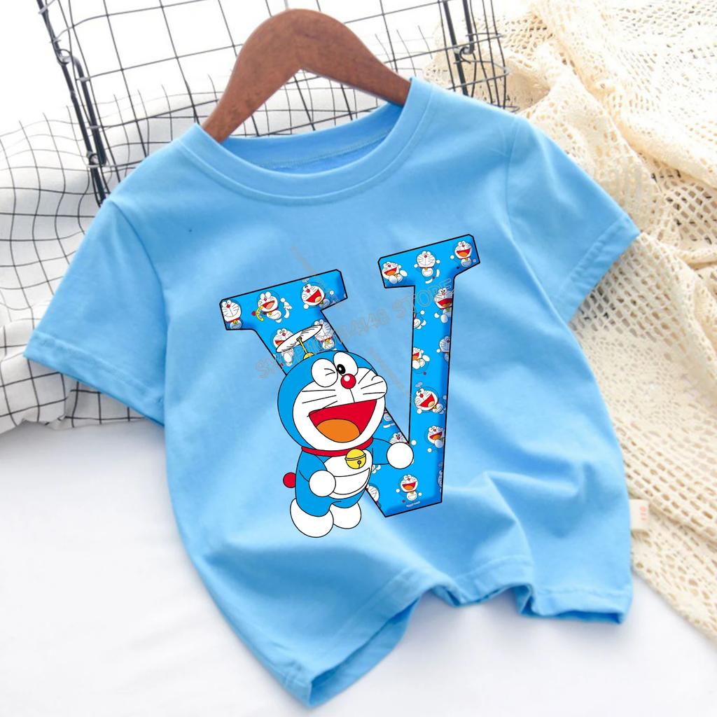 Doraemon Neues T-Shirt für Kinder Blau Buchstabe A-Z Tee Top Kawaii Cartoon Rundhals Kleidung Mode Kinder Anime Kleidung Geschenk