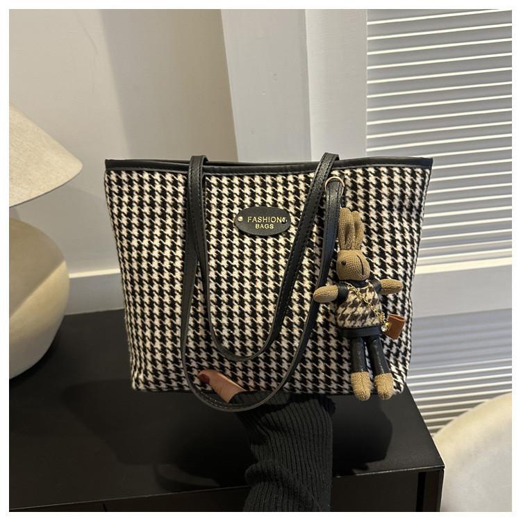

Stylish 2023 Large Capacity Single Shoulder Underarm Tote Bag In Chic Plaid Design Black