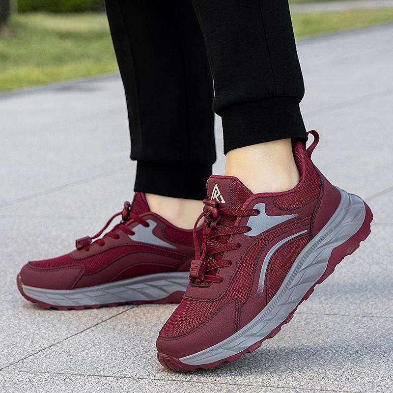 

2025 summer new lightweight middle-aged and elderly travel and leisure men and women the same outdoor sports hiking free elderly shoes 36