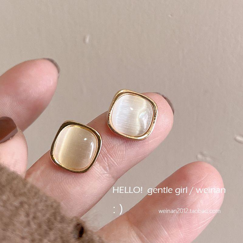 

Нишевый стиль Молочный абрикос Квадратный клипс для ушей с опалом для москитных спиралей A pair of stud earrings