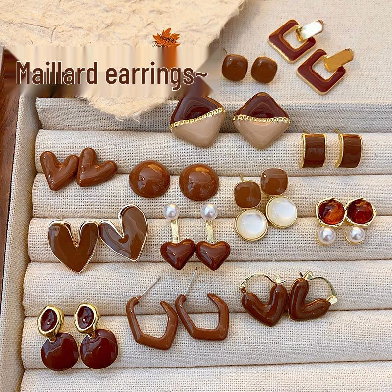 Autumn/Winter 2025 Retro French Brown Heart Stud Earrings - High-End Women's Jewelry