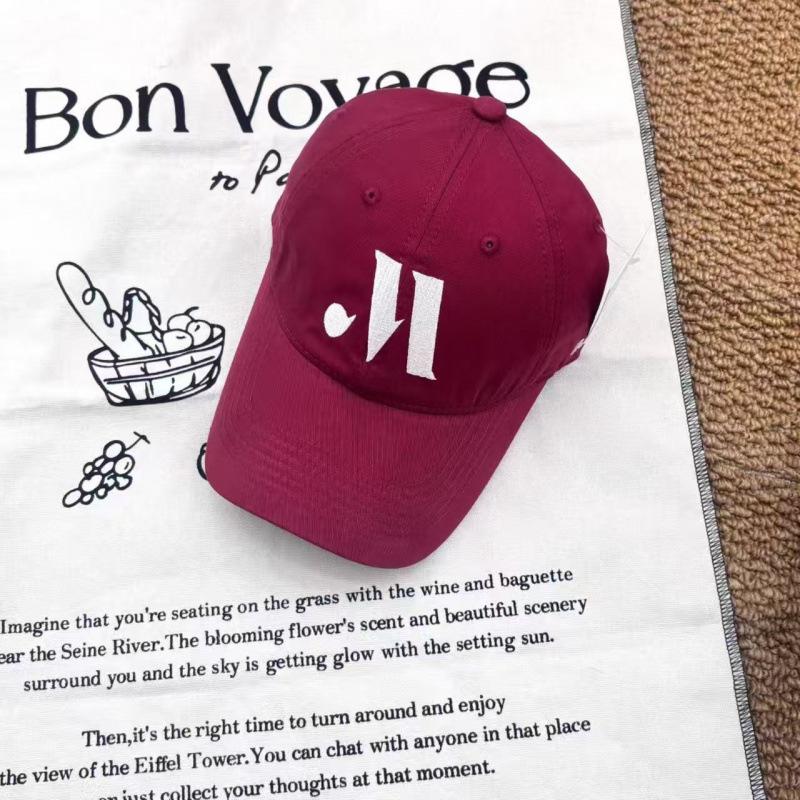 Spring And Summer Baseball Caps For Men And Women Are Casual And Versatile, Showing Their Faces. Small Retro And Versatile Simple Peaked Caps