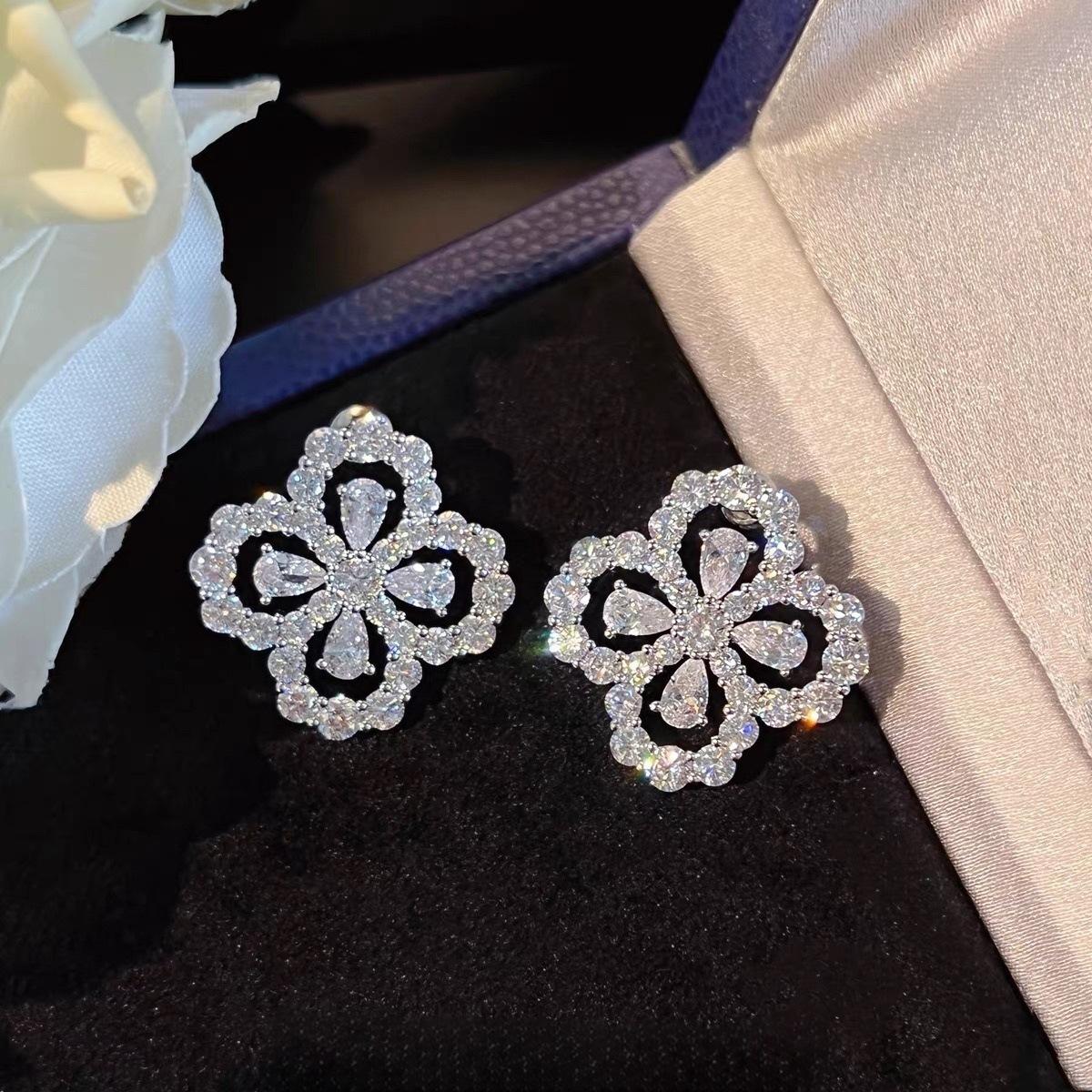 2026New popular French designer four-leaf clover Loop Women s earrings v Gold Zirconia Light Luxury High-End Earrings Loop Four-leaf clover ear