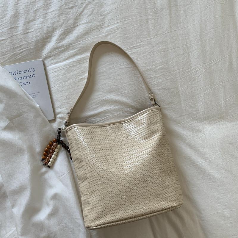 

Niche fashionable high-value woven bucket messenger bag women s new trendy large-capacity commuter shoulder bag