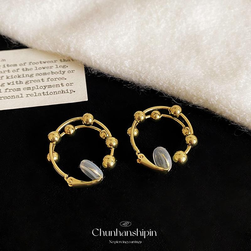 Simple temperament, round ball metal ear clips, no holes, high-end niche design, earrings, cold wind, retro gold earrings.