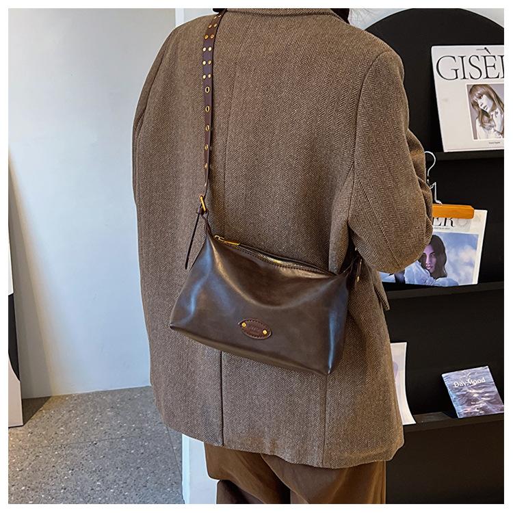 Retro fashion underarm bag women's new 2023 autumn and winter simple versatile tote bag high-end commuter shoulder bag
